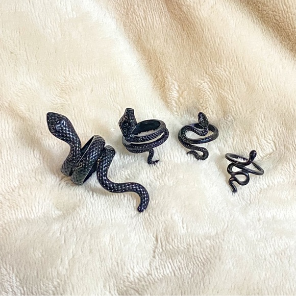 Set of 4 Adjustable Snake Rings in Black (Not Official Merchandise) - Picture 2 of 4